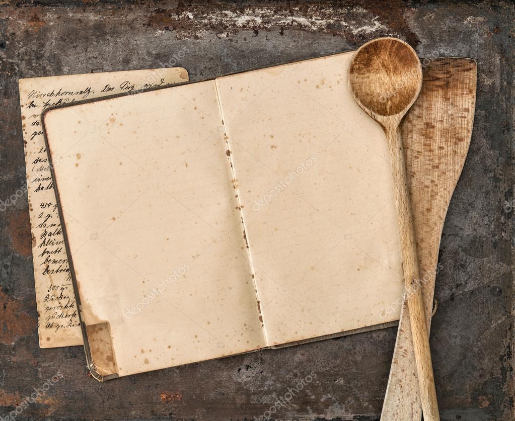 Libro di ricette scritte a mano dell\'annata e vecchi utensili da ... Libro di ricette scritte a mano dell\'annata e vecchi utensili da ...
