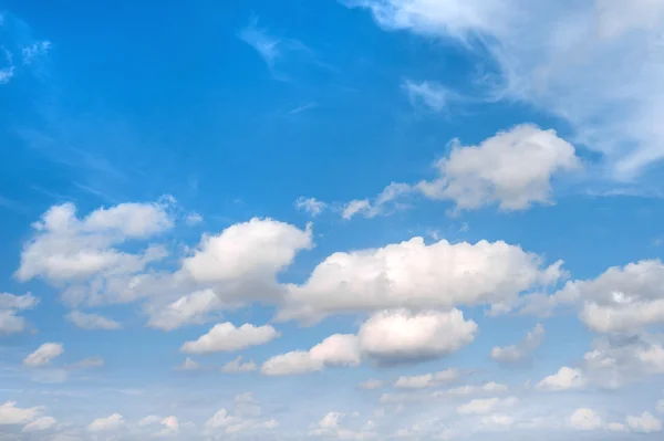 Céu azul com nuvens brancas. Fundo da natureza. Ambiente — Fotografia de Stock