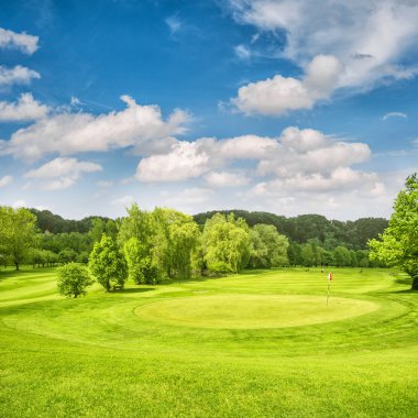 Golf Sahası. Bahar alan yeşil çim ve mavi gökyüzü ile