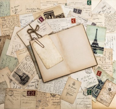 Açık kitap, eski mektup ve kartpostallar. Seyahat scrapbook Fransa Pa