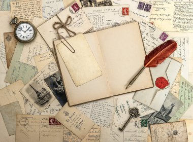 Açık seyahat kitap, eski aksesuarları ve kartpostallar. Scrapbooking co