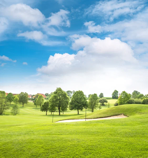 Vackra europeiska landskap. Vår gröna fält och blå himmel — Stockfoto