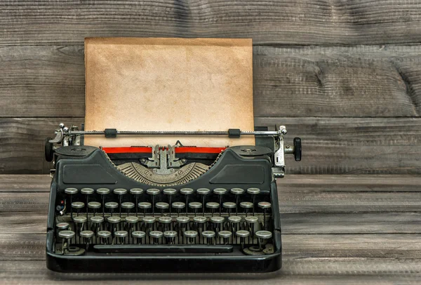 Máquina de escribir antigua con página de papel texturizado antiguo. Estilo vintage — Foto de Stock