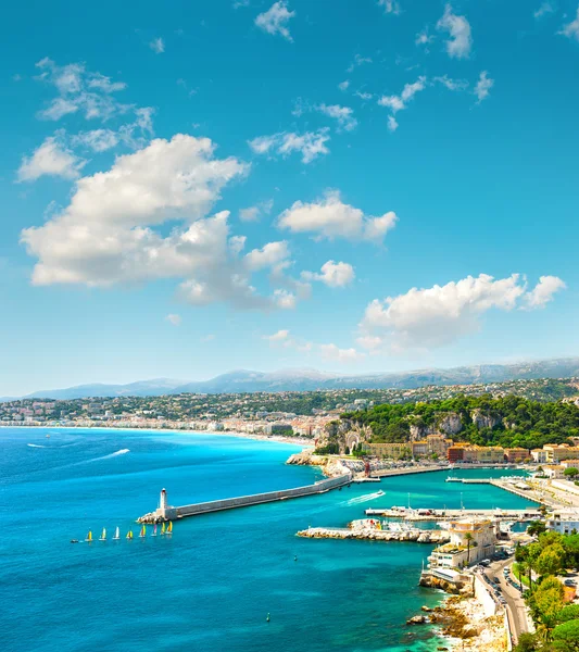 Mooie stad, Frankrijk. Water van de azuurblauwe zee en perfecte zonnige blauwe hemel — Stockfoto