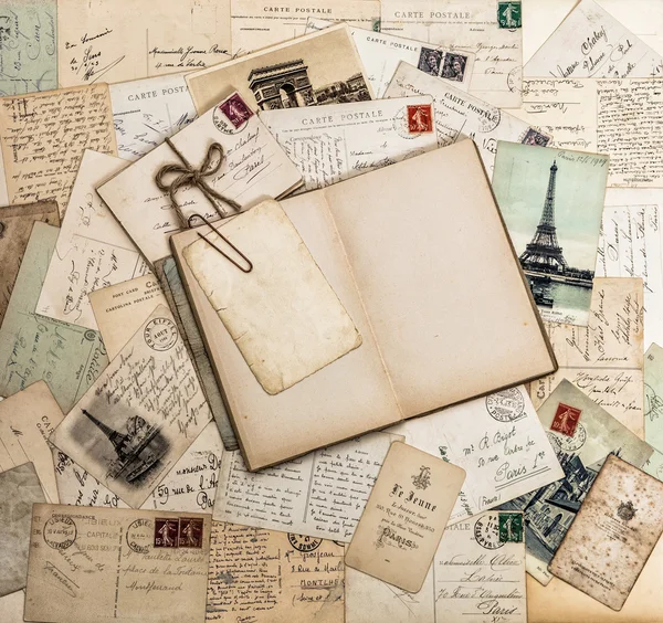 Nyitott könyv, régi levelek és levelezőlapok. Utazási scrapbook Franciaország Pa — Stock Fotó
