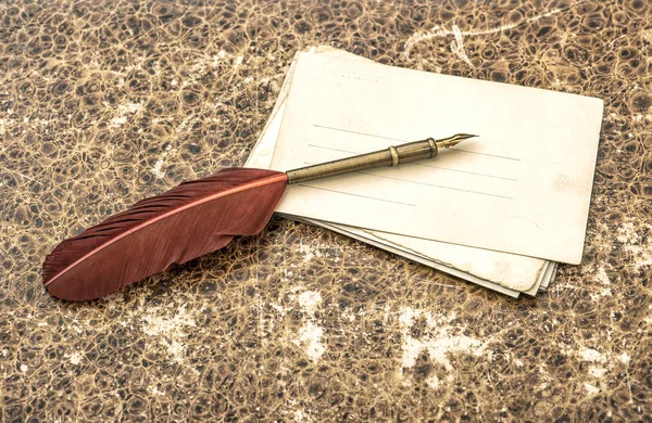 Lápiz de plumas antiguas y hojas de papel. Estilo retro — Foto de Stock