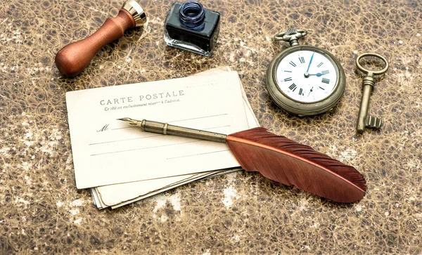 Старі поштові листівки, кишеньковий годинник, ключ і перо ручка — стокове фото