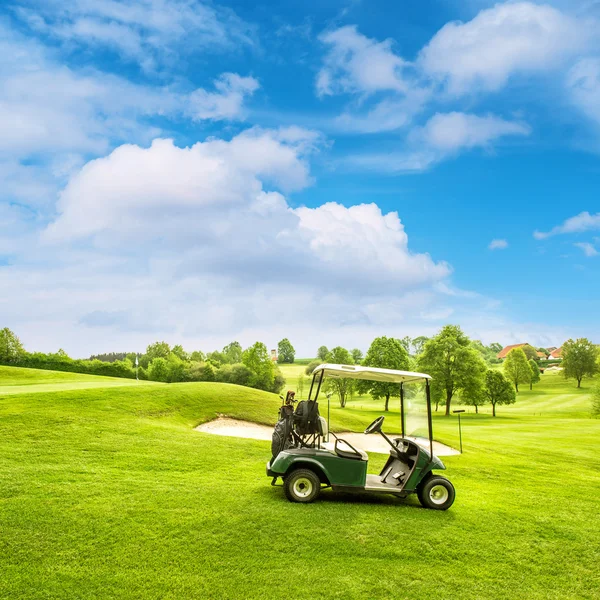 Campo da golf panoramico con un carro sopra il cielo blu — Foto Stock