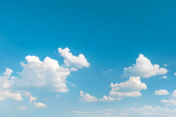 Cielo blu. Bellissimo sfondo naturale. Concetto ambientale — Foto Stock