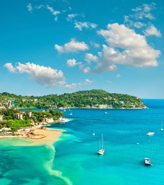 Masmavi Akdeniz ve mavi gökyüzü. Yaz tatili