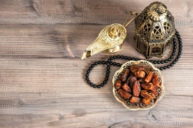 Ramazan lamba, tespih ve ahşap arka plan üzerinde tarihleri