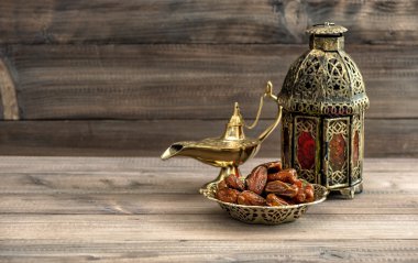 Ramazan lamba ve tarihleri ahşap arka plan üzerinde. Oryantal fener