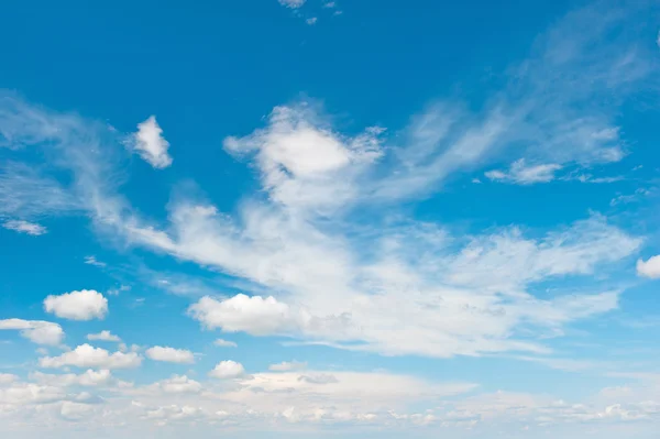 Bulutlu mavi gökyüzü. Doğa geçmişi. Çevre — Stok fotoğraf