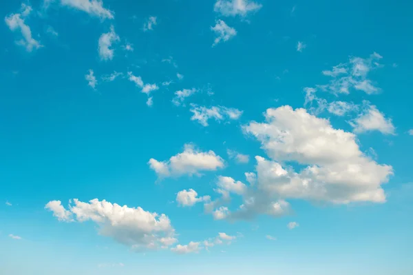 Turquoise blue sky with white clouds. Nature background — Stock Photo, Image