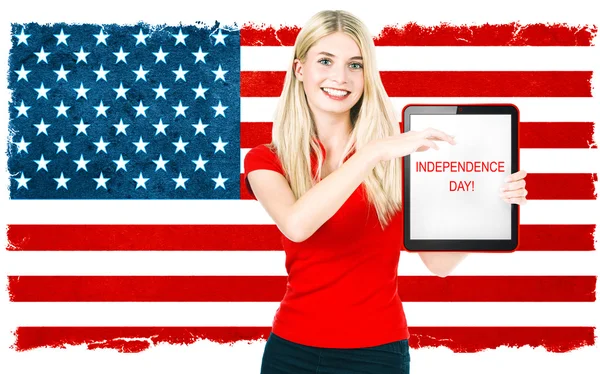 Frau mit amerikanischer Nationalflagge. Unabhängigkeitstag. patriotisch — Stockfoto