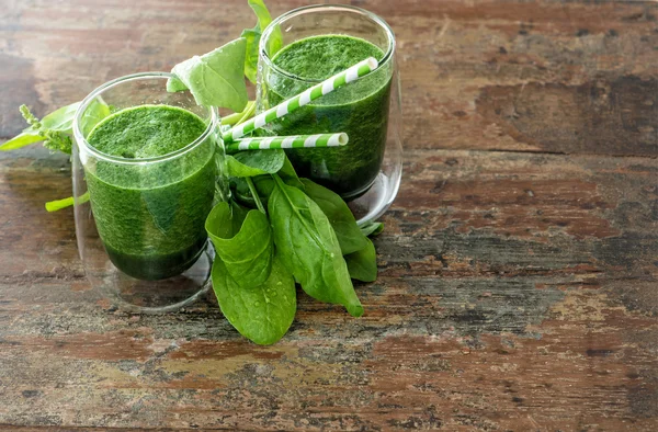 Hojas de espinaca verde fresca y bebida de batido. Alimento saludable — Foto de Stock