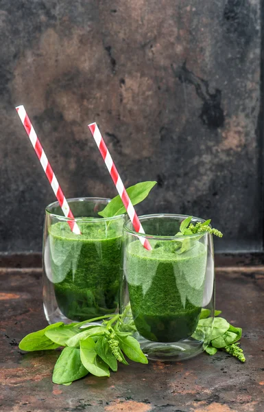 Здоровый свежий зеленый коктейль из листьев шпината. Детоксикация — стоковое фото