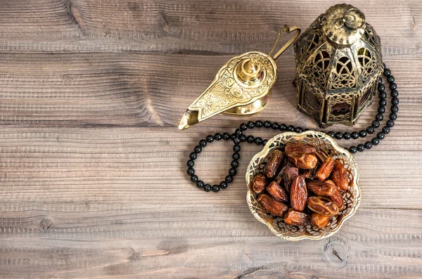 Lámpara Ramadán, rosario y dátiles sobre fondo de madera — Foto de Stock