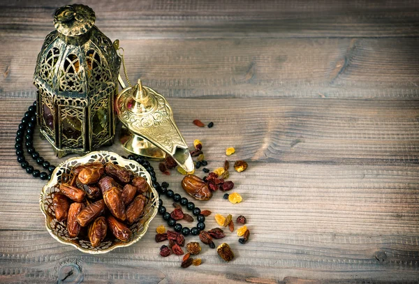 Datteln, arabische Lampen und Rosenkranz. islamische Feiertage vintage decorat — Stockfoto