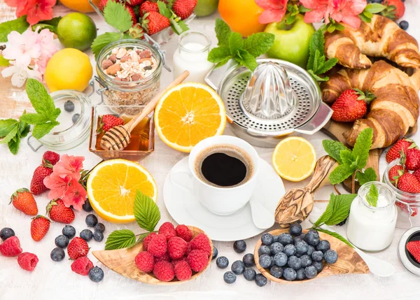 Mesa de desayuno con café, croissants, granola. Sanidad — Foto de Stock