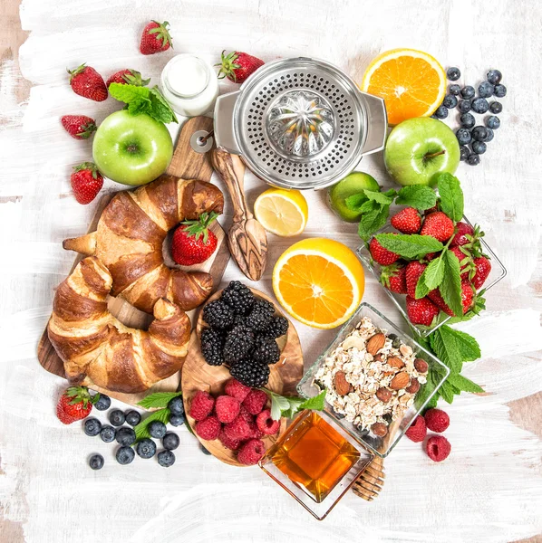 Café da manhã com croissants, muesli, bagas frescas, frutas. Saúde — Fotografia de Stock