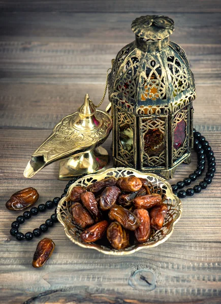 Dates, arabic lamps and rosary. Islamic holidays concept. Vintag — Stock Photo, Image