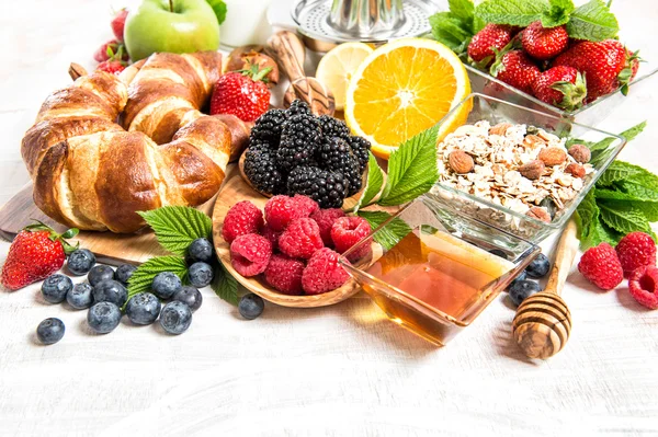 クロワッサン、ミューズリー、新鮮な果実の朝食のテーブルの設定. — ストック写真