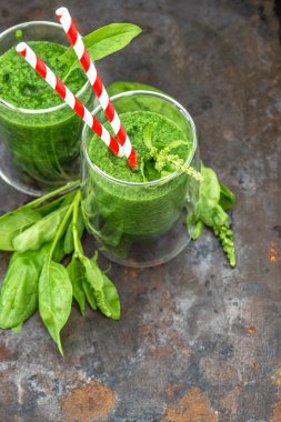 Taze yeşil ıspanak güler yüzlü bırakır. Sağlıklı gıda kavramı