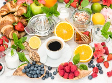 Kahve, kruvasan, granola ile kahvaltı Tablo ayarı. Sağlık