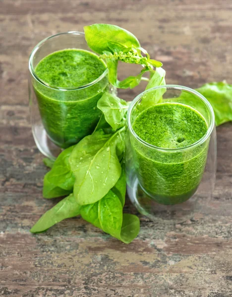 Свежий зеленый коктейль из листьев шпината. Концепция здорового питания — стоковое фото