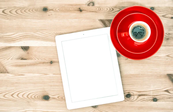 Digital tablet och kaffe på träbord. Hemmakontor arbetsplatsen — Stockfoto