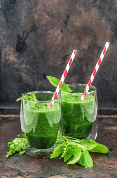 Färsk grön spenat blad smoothie. Hälsosam mat koncept — Stockfoto