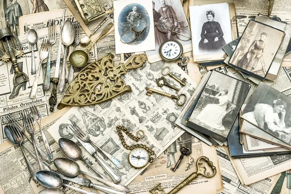 Antieke gebruiksvoorwerpen, foto's en nieuwsdocumenten. Collectible goederen — Stockfoto