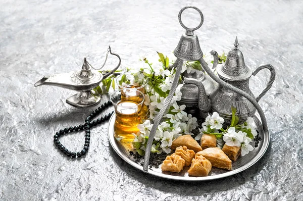 Férias islâmicas comida com decoração. Ramadã Kareem. Eid mubar — Fotografia de Stock