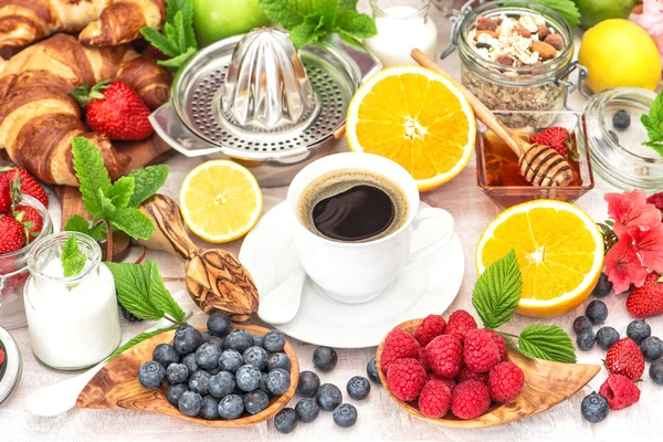 Café de desayuno, cruasanes, muesli, miel, bayas, frutas. Él... — Foto de Stock