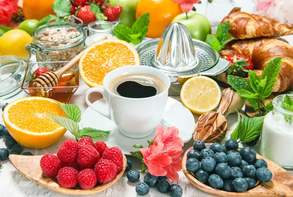 Coffee, croissants, granola, honey, yogurt, fresh berries, fruit — Stockfoto