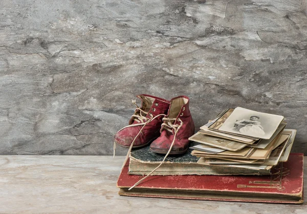 Livres anciens, photos et chaussures de bébé. Nature morte nostalgique — Photo