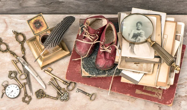 Antika böcker och bilder, nycklar, skriva tillbehör och baby sho — Stockfoto