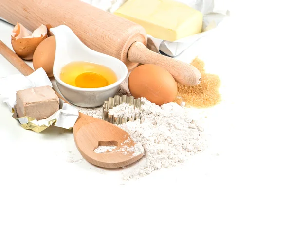 Bakning ingredienser mjöl, ägg, jäst, socker, smör. Mat backg — Stockfoto