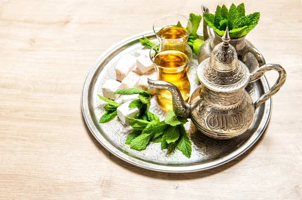 Teh dengan daun mint dan tradisional turkish menyenangkan. Liburan t — Stok Foto