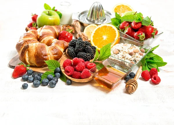 Zdrowe śniadanie z rogalików, musli, świeże owoce, owoce — Zdjęcie stockowe