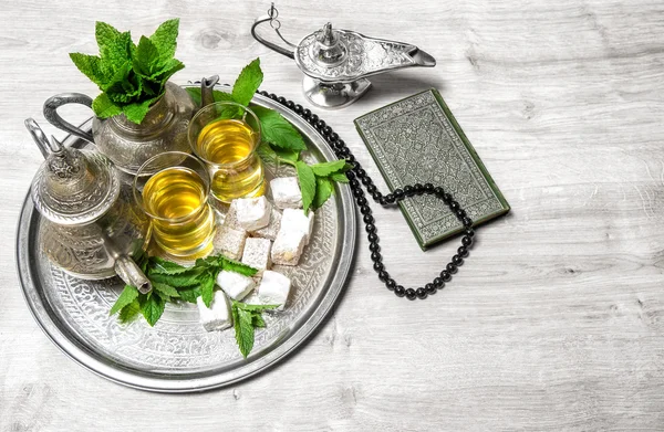 Ramadan. Tea table setting, holy book quran and rosary — Stock Photo, Image