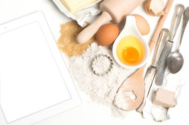 Tablet PC ve pişirme malzemeleri yumurta, un, şeker, tereyağı, Evet