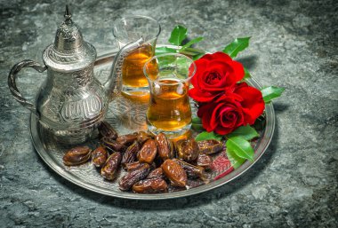 Çay, meyve ve kırmızı gül çiçekler tarihleri. Oriental hospitality vin