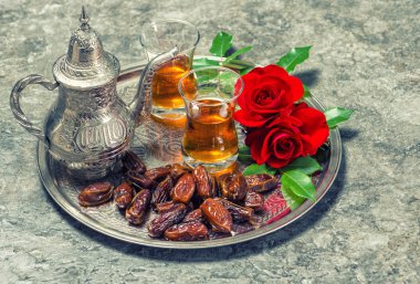 Çay, meyve ve kırmızı gül çiçekler tarihleri. Oriental hospitality con