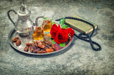 Çay ve kırmızı gül çiçek, kutsal kitap Kur'an-ı Kerim ve tespih. Ramazan kar
