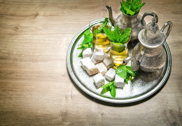 Té con hojas de menta y delicia árabe. Hospitalidad oriental —  Fotos de Stock