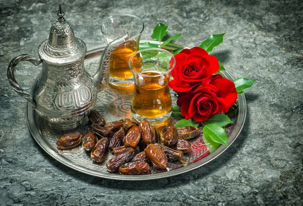 Herbata, daty owoce i czerwone kwiaty róży. Orientalna gościnność vin — Zdjęcie stockowe