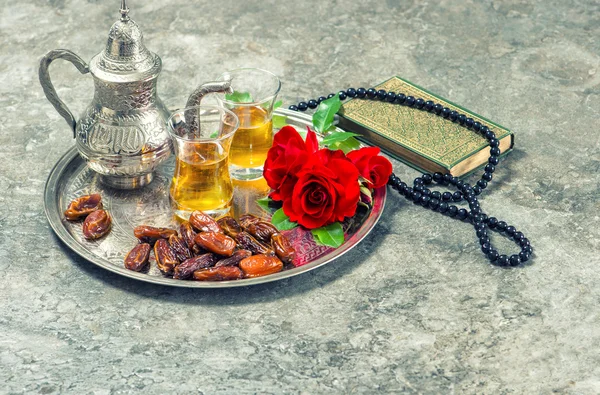 Thé, fleur de rose rouge, dattes, livre sacré, coran et chapelet. Islamique — Photo