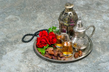 Çay ve kırmızı gül çiçek, Arap fener ve tespih. İslam hol